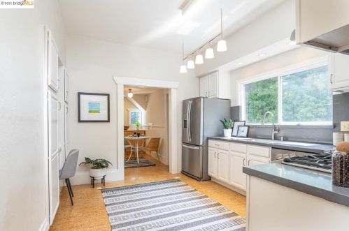 5766 Ayala Ave, Oakland CA 94609-1742 exterior