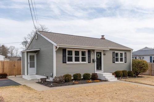 40 Mackenzie Rd, Waterford, CT 06385-2126
