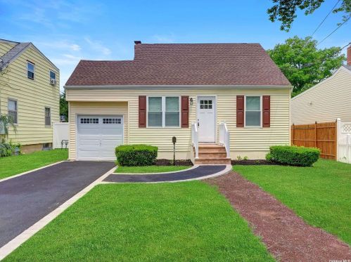 272 13th St, North Lindenhurst, NY 11757-4547