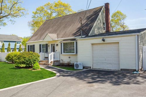 32 Aster Ave, Holtsville, NY 11742-1703
