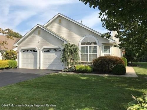 132 Skyline Dr, Lakewood, NJ 08701-5738