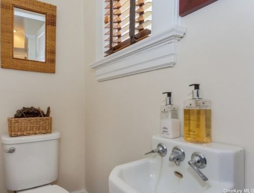 970 Allen Ln, Woodsburgh NY  11598-1705 exterior