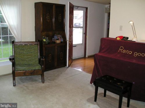 12700 Coronation Rd, Herndon VA  20171-2718 exterior