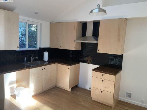 3139 Courtland Ave, Oakland CA 94601-4707 exterior