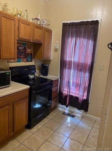 34 Lincoln St, New Britain CT 06052-1638 exterior