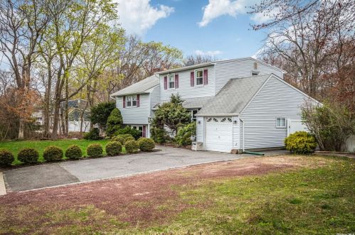 320 Grant Ave, Islip Manor, NY 11751-2624