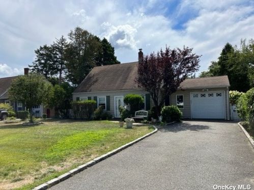 652 Irving St, Westbury, NY 11590-4419