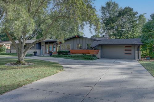 925 Bay Point Rd, Milwaukee WI  53217-1355 exterior