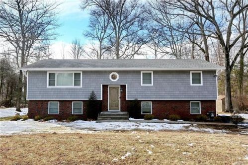 11 Pine Rd, Airmont, NY 10901-4006