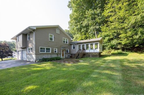 35 Deer Park Cir, Waterbury, CT 06708-1826