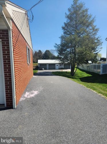 877 Central Manor Rd, Lancaster PA  17603-9777 exterior