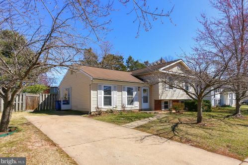 1218 Summerfield Dr, Herndon, VA 20170-4111