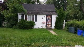 410 29th St, Copiague, NY 11726-2617