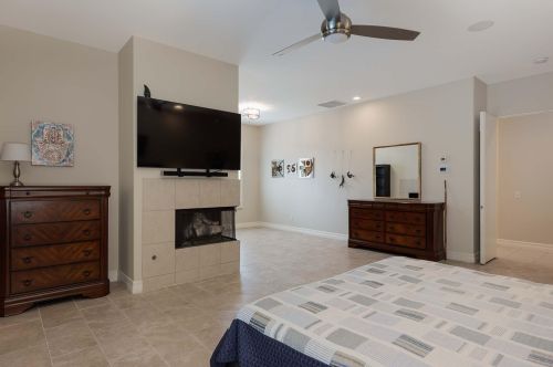 8 King Edward Ct, Rancho Mirage CA  92270-1621 exterior