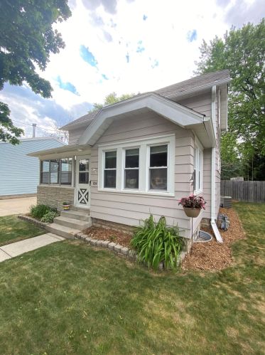 904 Buena Vista Ave, Waukesha, WI 53188-3856