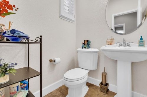 662 Canterbury Cir, Vacaville CA  95687-8225 exterior