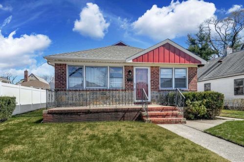 77-17 270th St, New Hyde Park NY  11040-1417 exterior