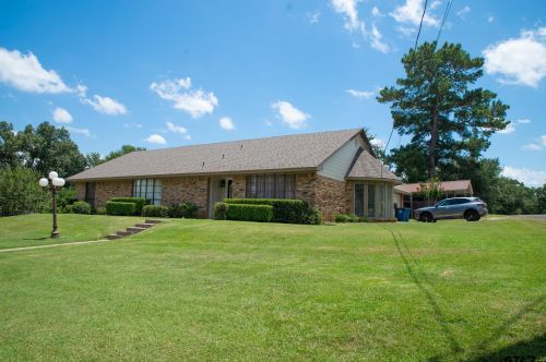 2209 Woodbine Dr, Gladewater, TX 75647-4155
