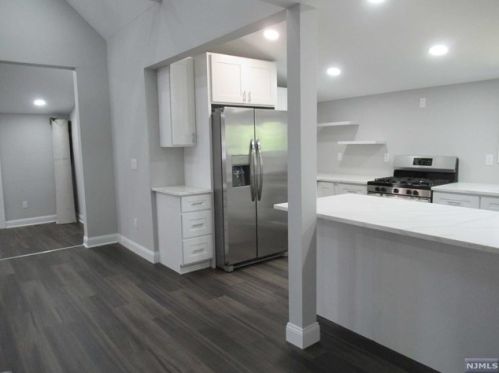 68 Hemlock St, Oakland NJ  07436-1829 exterior