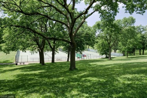 1517 Franklin Ave, Minneapolis MN  55405-3102 exterior