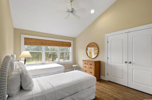 16 Bittersweet Ln, Pine Neck NY  11963-1422 exterior