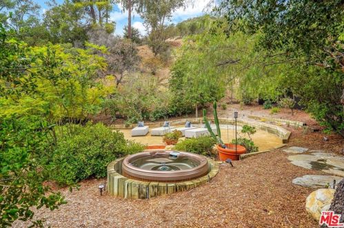 1719 Oak Dr, Topanga CA  90290-4025 exterior