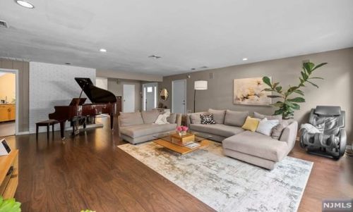 926 Norgate Dr, Ridgewood NJ  07450-2118 exterior