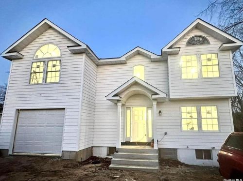 71 Penn St, Lake Grove, NY 11755-3104