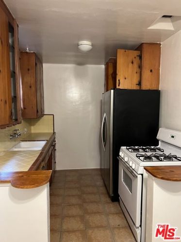 14535 Weddington St, Van Nuys CA  91411-4038 exterior