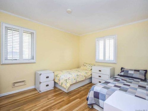 903 Gloucester Ct, Westbury NY  11590-5301 exterior