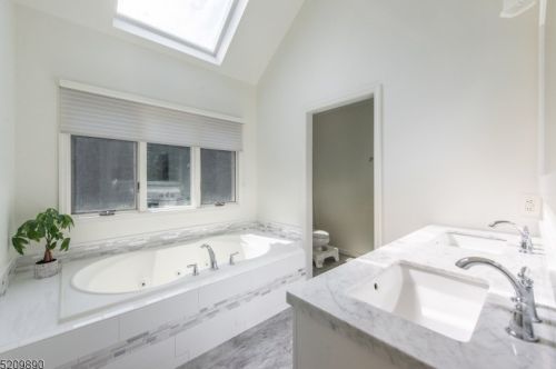 77 Fountain Dr, Skyline Lakes NJ  07456-2406 exterior