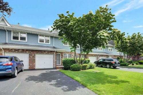 35 Broadlawn Dr, Central Islip, NY 11722-4616