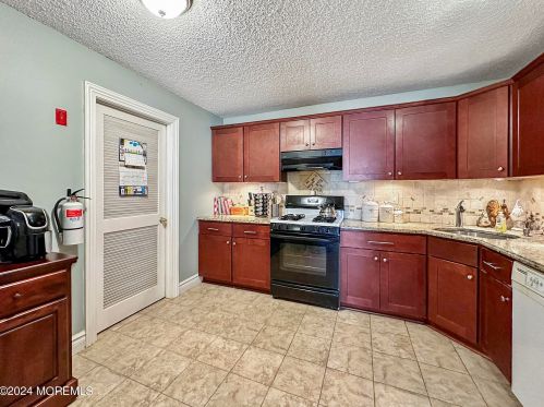 95 Tulip Ln, East Freehold NJ  07728-4088 exterior
