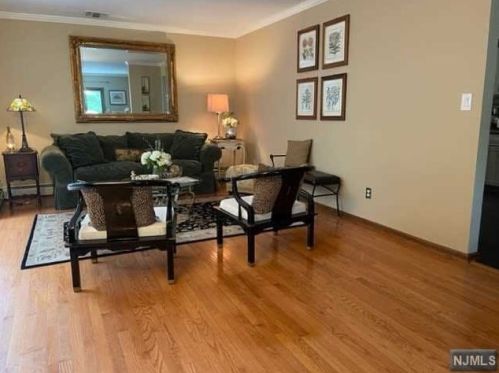 41 Bentley Dr, Franklin Lakes, NJ 07417-1940