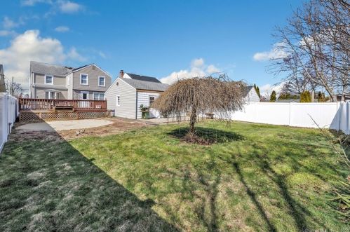 186 Margherita Lawn, Stratford CT  06615-7546 exterior