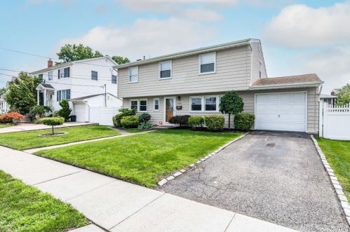 2526 Navy Pl, North Bellmore, NY 11710-4813