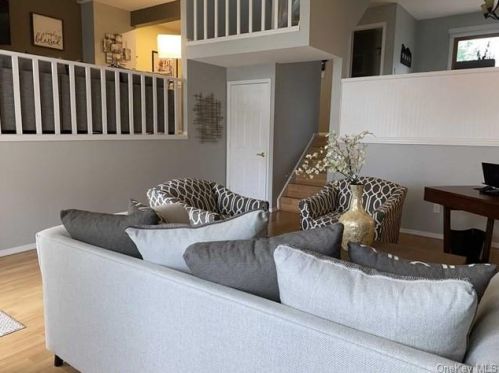 28 Larch Ct, Fishkill NY  12524-2627 exterior