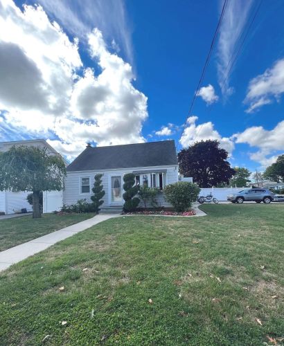 150 Marcy St, Babylon, NY 11704-3402