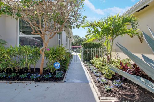 966 Bear Island Cir, West Palm Beach FL  33409-2062 exterior