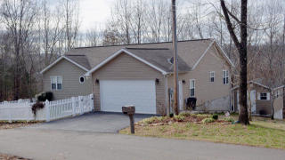 208 Abby Ln, Byrdstown, TN 38549-4466