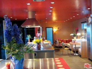 8147 Mulholland Ter, Los Angeles CA  90046-1136 exterior