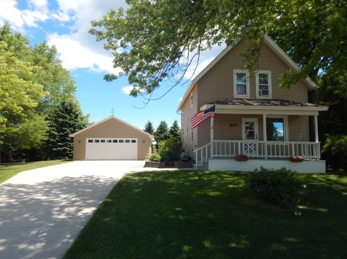962 Main St, Cedar Grove, WI 53013-1302