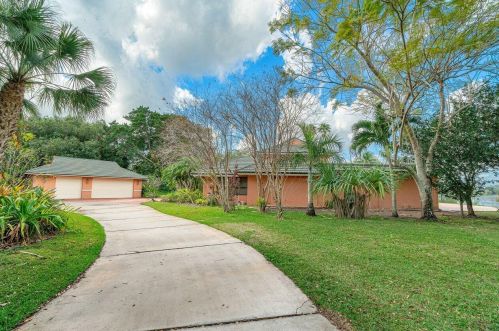 8521 Estate Dr, West Palm Beach, FL 33411-6537