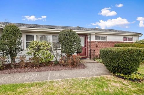18 Boniello Dr, Mahopac, NY 10541-2808