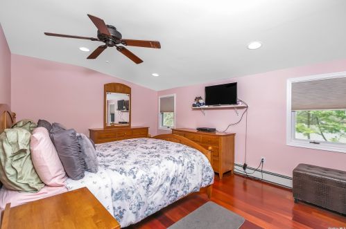 22 Stonywell Ct, Huntington Station NY  11746-5423 exterior