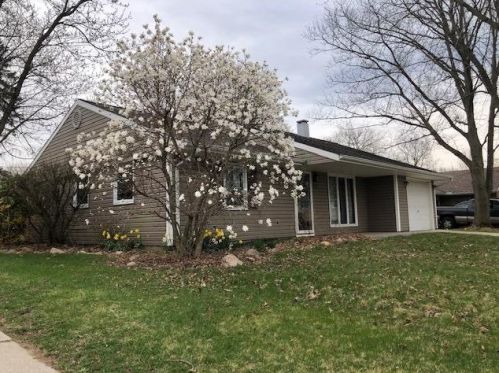 2208 Fernhill Dr, Valpo, IN 46385-2846