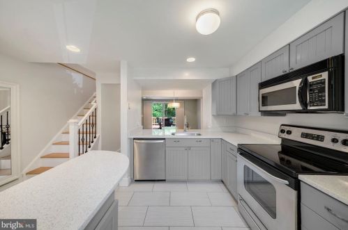 2841 New Providence Ct, Falls Church, VA 22042-4434