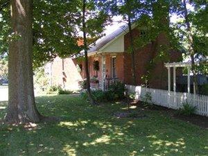 515 Rocky River Dr, Berea, OH 44017-1625