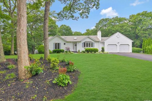 37 Andys Ln, Eastport, NY 11941-1328
