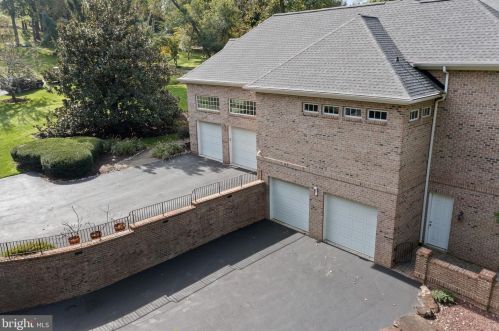 100 Deer Vly Ln, Wilmington DE  19807-1912 exterior